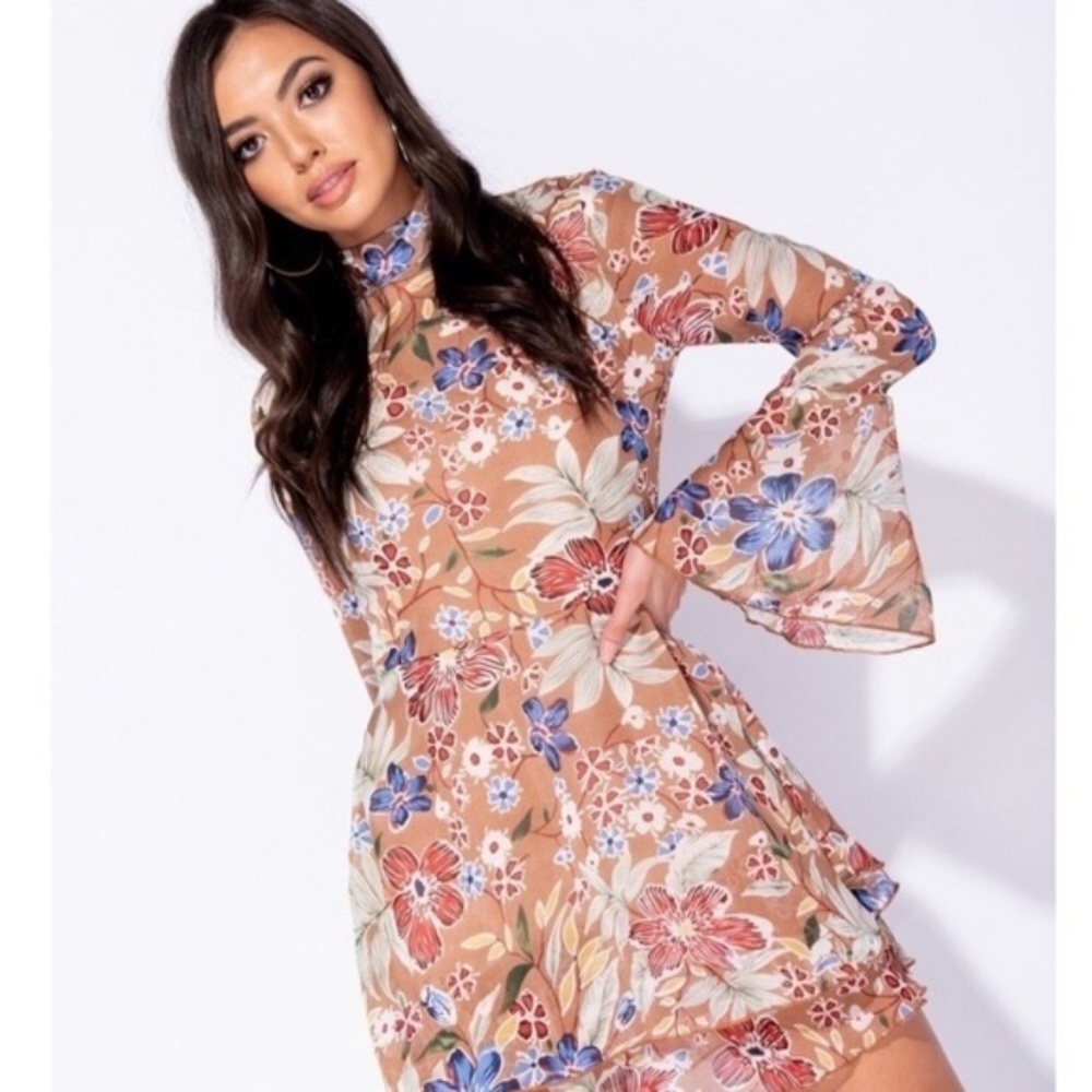 💥Size 6! Floral Flare Bell Sleeve Dress. Last one - Picture 1 of 4